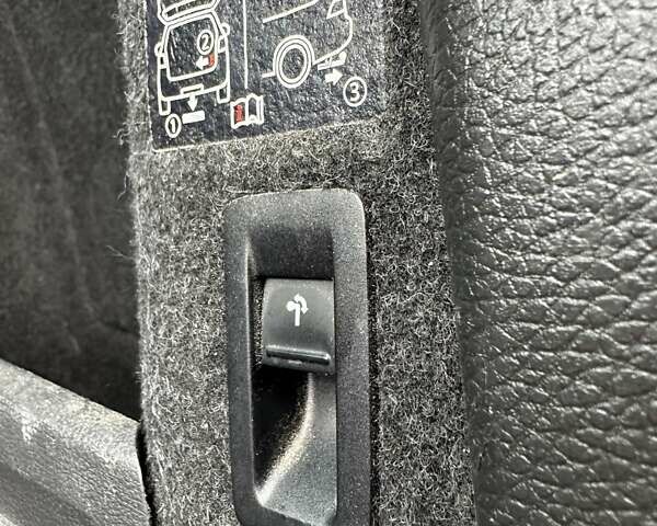 Черный Фольксваген Пассат, объемом двигателя 1.6 л и пробегом 245 тыс. км за 11999 $, фото 46 на Automoto.ua