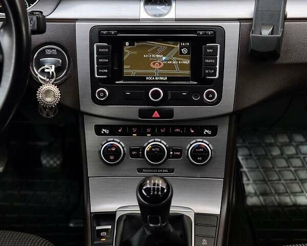 Черный Фольксваген Пассат, объемом двигателя 1.6 л и пробегом 195 тыс. км за 9700 $, фото 79 на Automoto.ua