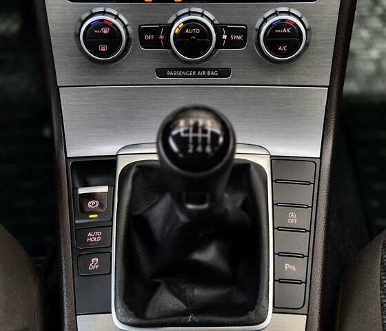 Черный Фольксваген Пассат, объемом двигателя 1.6 л и пробегом 195 тыс. км за 9700 $, фото 80 на Automoto.ua