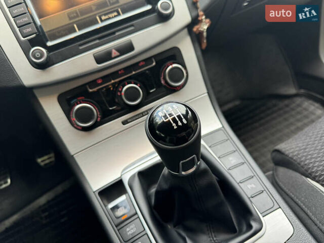 Черный Фольксваген Пассат, объемом двигателя 2 л и пробегом 235 тыс. км за 12300 $, фото 45 на Automoto.ua