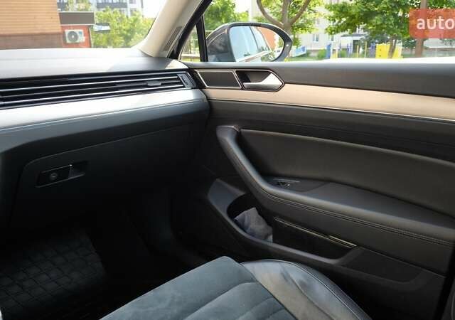 Черный Фольксваген Пассат, объемом двигателя 1.6 л и пробегом 292 тыс. км за 13100 $, фото 9 на Automoto.ua