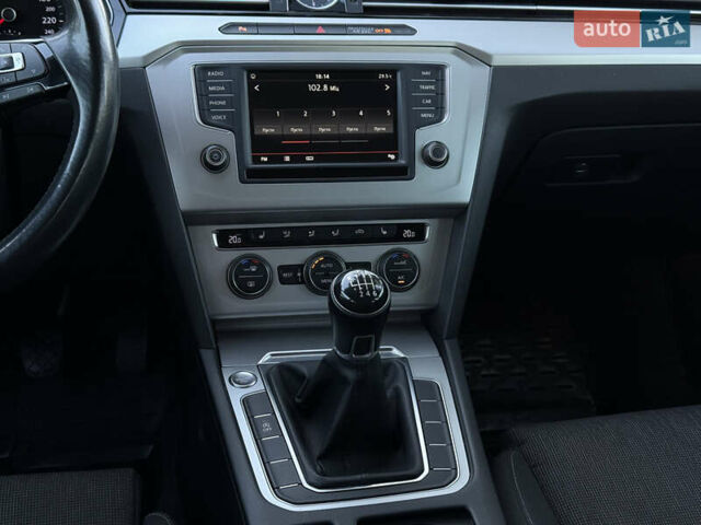 Черный Фольксваген Пассат, объемом двигателя 1.6 л и пробегом 217 тыс. км за 13999 $, фото 41 на Automoto.ua