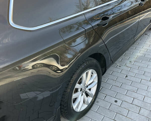 Черный Фольксваген Пассат, объемом двигателя 1.6 л и пробегом 335 тыс. км за 11500 $, фото 5 на Automoto.ua