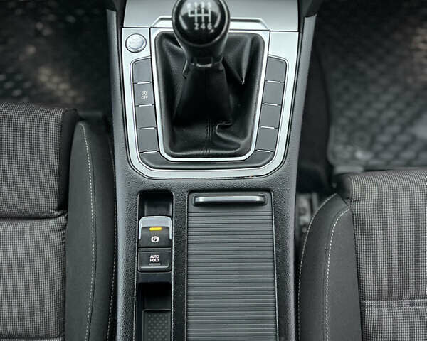 Черный Фольксваген Пассат, объемом двигателя 1.6 л и пробегом 325 тыс. км за 12600 $, фото 45 на Automoto.ua