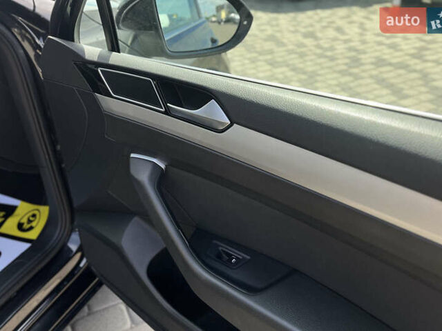 Черный Фольксваген Пассат, объемом двигателя 1.6 л и пробегом 234 тыс. км за 13600 $, фото 9 на Automoto.ua