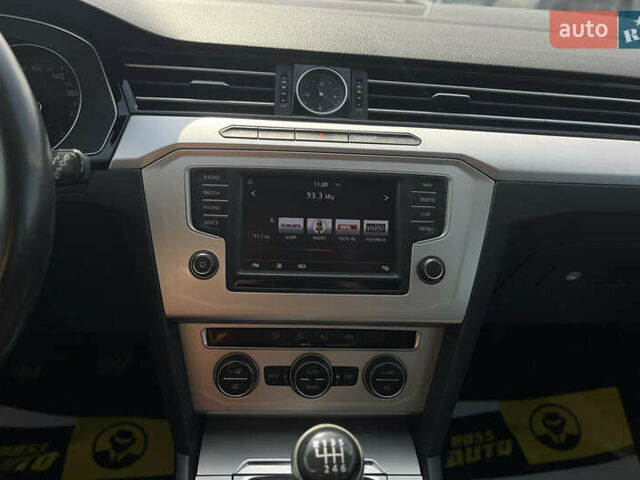 Черный Фольксваген Пассат, объемом двигателя 1.6 л и пробегом 234 тыс. км за 13600 $, фото 25 на Automoto.ua