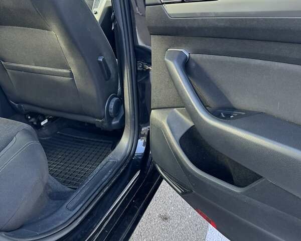 Черный Фольксваген Пассат, объемом двигателя 1.6 л и пробегом 361 тыс. км за 12000 $, фото 6 на Automoto.ua