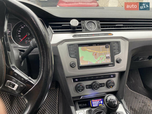 Черный Фольксваген Пассат, объемом двигателя 1.6 л и пробегом 214 тыс. км за 13200 $, фото 6 на Automoto.ua