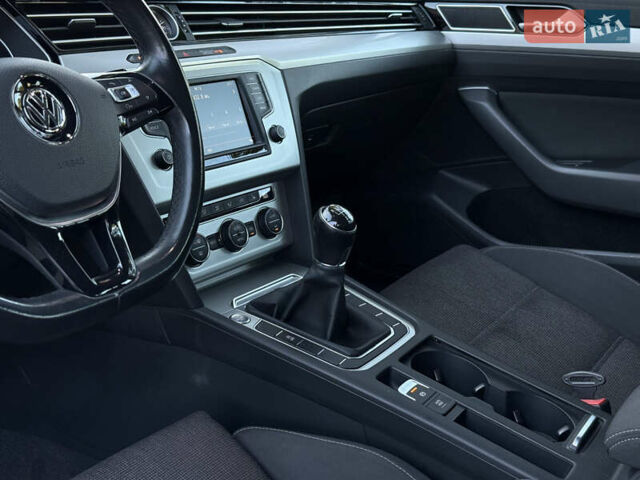 Черный Фольксваген Пассат, объемом двигателя 1.6 л и пробегом 217 тыс. км за 13499 $, фото 29 на Automoto.ua