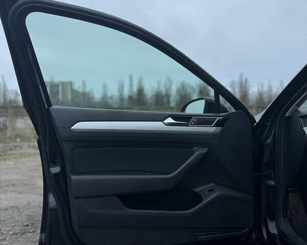 Черный Фольксваген Пассат, объемом двигателя 1.97 л и пробегом 261 тыс. км за 13499 $, фото 12 на Automoto.ua