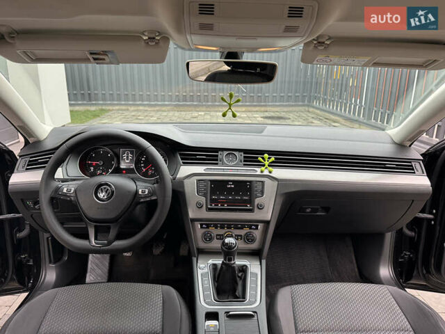 Черный Фольксваген Пассат, объемом двигателя 1.6 л и пробегом 256 тыс. км за 11900 $, фото 21 на Automoto.ua