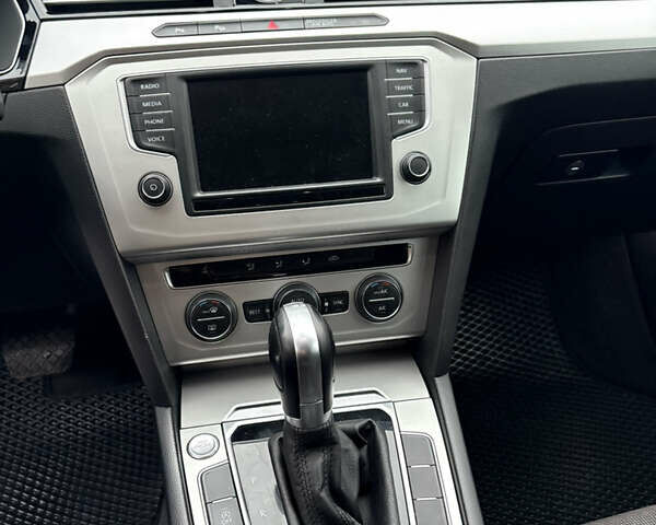 Черный Фольксваген Пассат, объемом двигателя 1.6 л и пробегом 288 тыс. км за 13200 $, фото 11 на Automoto.ua