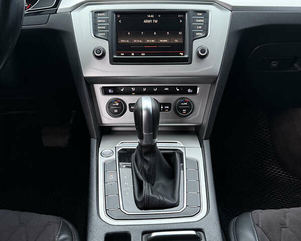 Черный Фольксваген Пассат, объемом двигателя 1.97 л и пробегом 295 тыс. км за 14000 $, фото 22 на Automoto.ua