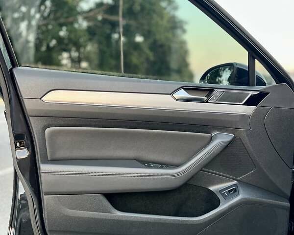 Черный Фольксваген Пассат, объемом двигателя 1.97 л и пробегом 370 тыс. км за 15500 $, фото 54 на Automoto.ua