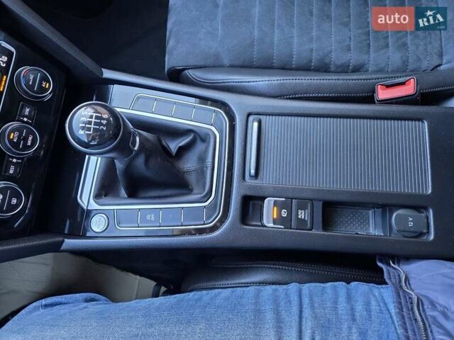 Черный Фольксваген Пассат, объемом двигателя 1.97 л и пробегом 289 тыс. км за 14400 $, фото 24 на Automoto.ua