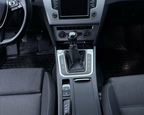 Черный Фольксваген Пассат, объемом двигателя 1.97 л и пробегом 327 тыс. км за 13000 $, фото 10 на Automoto.ua