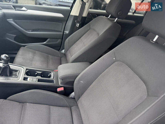 Черный Фольксваген Пассат, объемом двигателя 1.6 л и пробегом 347 тыс. км за 11700 $, фото 25 на Automoto.ua