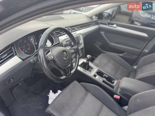 Черный Фольксваген Пассат, объемом двигателя 1.6 л и пробегом 347 тыс. км за 11700 $, фото 24 на Automoto.ua