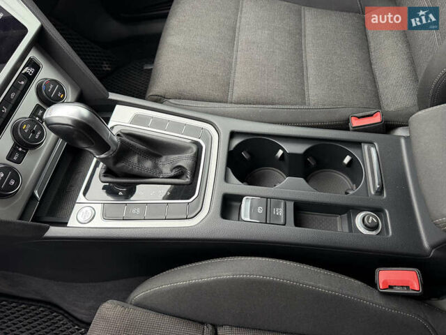 Черный Фольксваген Пассат, объемом двигателя 1.6 л и пробегом 253 тыс. км за 16259 $, фото 16 на Automoto.ua