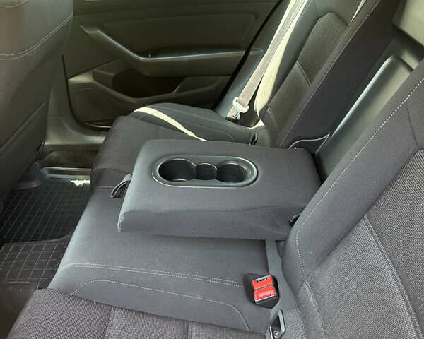 Фольксваген Пассат 2018 у Києві на Automoto.ua Чорний Фольксваген Пассат, об'ємом двигуна 1.97 л та пробігом 280 тис. км за 13900 $, фото 10 на Automoto.ua