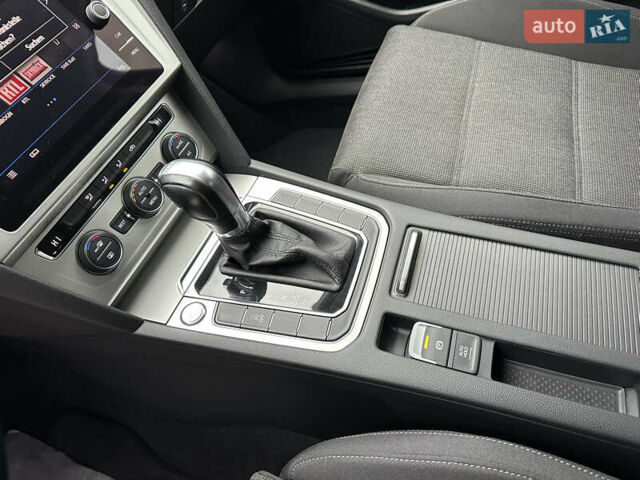 Фольксваген Пассат 2018 в Дубно на Automoto.ua Черный Фольксваген Пассат, объемом двигателя 2 л и пробегом 250 тыс. км за 16950 $, фото 49 на Automoto.ua