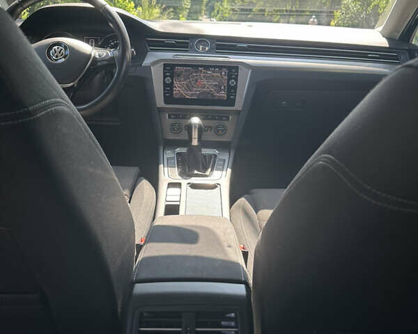 Фольксваген Пассат 2018 у Києві на Automoto.ua Чорний Фольксваген Пассат, об'ємом двигуна 1.97 л та пробігом 280 тис. км за 13900 $, фото 9 на Automoto.ua