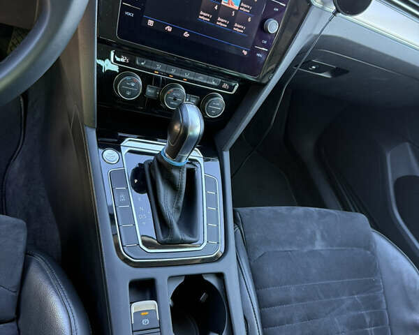 Чорний Фольксваген Пассат, об'ємом двигуна 2 л та пробігом 274 тис. км за 17650 $, фото 15 на Automoto.ua