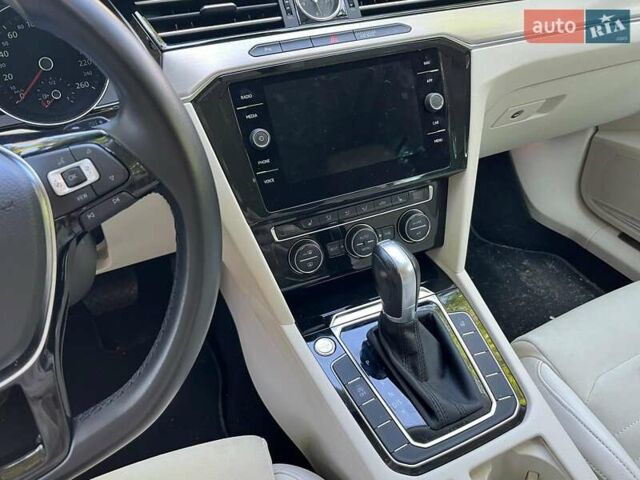 Чорний Фольксваген Пассат, об'ємом двигуна 2 л та пробігом 107 тис. км за 27440 $, фото 25 на Automoto.ua