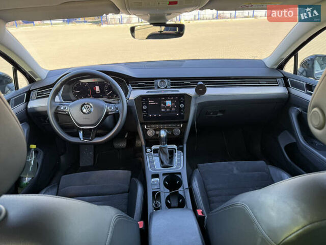Чорний Фольксваген Пассат, об'ємом двигуна 2 л та пробігом 274 тис. км за 17650 $, фото 19 на Automoto.ua