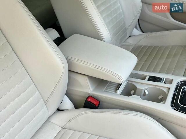 Чорний Фольксваген Пассат, об'ємом двигуна 2 л та пробігом 107 тис. км за 27440 $, фото 36 на Automoto.ua