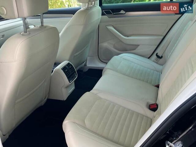 Чорний Фольксваген Пассат, об'ємом двигуна 2 л та пробігом 107 тис. км за 27440 $, фото 29 на Automoto.ua