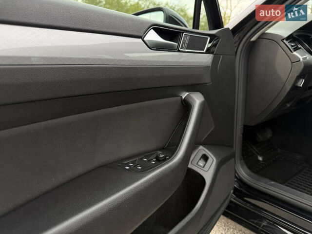 Чорний Фольксваген Пассат, об'ємом двигуна 2 л та пробігом 200 тис. км за 18999 $, фото 26 на Automoto.ua