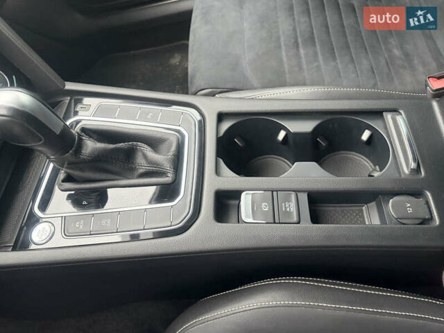 Черный Фольксваген Пассат, объемом двигателя 2 л и пробегом 208 тыс. км за 21158 $, фото 42 на Automoto.ua