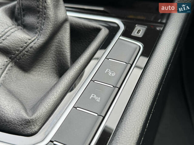 Черный Фольксваген Пассат, объемом двигателя 1.97 л и пробегом 171 тыс. км за 26900 $, фото 29 на Automoto.ua