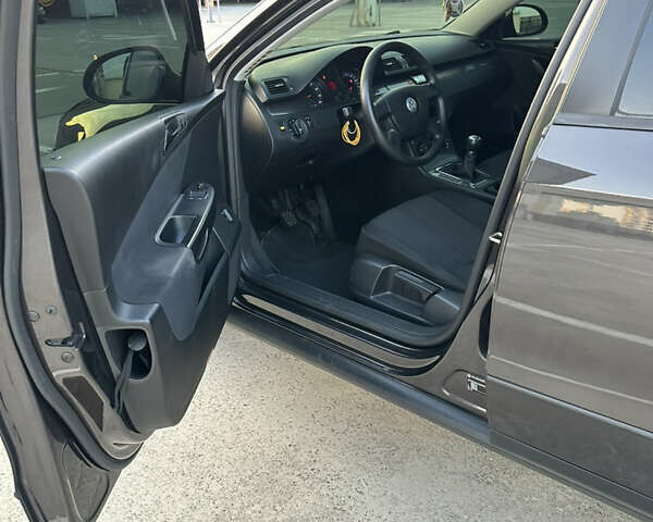 Коричневый Фольксваген Пассат, объемом двигателя 1.8 л и пробегом 80 тыс. км за 10000 $, фото 7 на Automoto.ua