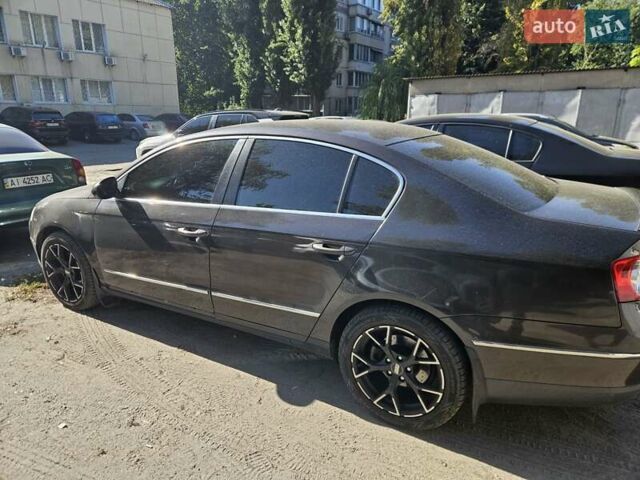 Коричневый Фольксваген Пассат, объемом двигателя 1.8 л и пробегом 300 тыс. км за 9900 $, фото 1 на Automoto.ua