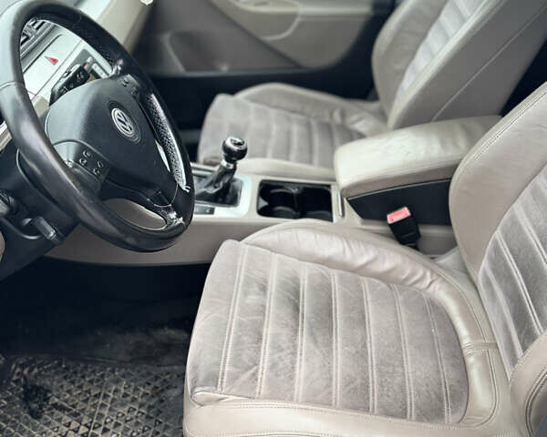 Коричневий Фольксваген Пассат, об'ємом двигуна 1.8 л та пробігом 245 тис. км за 8100 $, фото 8 на Automoto.ua