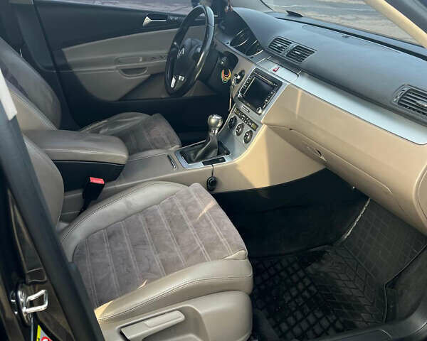 Коричневий Фольксваген Пассат, об'ємом двигуна 2 л та пробігом 267 тис. км за 7800 $, фото 3 на Automoto.ua