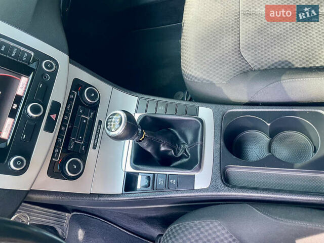 Коричневий Фольксваген Пассат, об'ємом двигуна 1.6 л та пробігом 268 тис. км за 7999 $, фото 19 на Automoto.ua