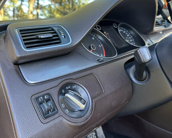 Коричневый Фольксваген Пассат, объемом двигателя 2 л и пробегом 270 тыс. км за 11100 $, фото 7 на Automoto.ua