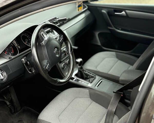 Коричневий Фольксваген Пассат, об'ємом двигуна 1.6 л та пробігом 284 тис. км за 9300 $, фото 9 на Automoto.ua