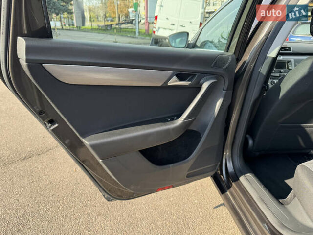 Коричневый Фольксваген Пассат, объемом двигателя 1.97 л и пробегом 238 тыс. км за 12800 $, фото 20 на Automoto.ua