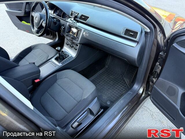 Коричневий Фольксваген Пассат, об'ємом двигуна 1.6 л та пробігом 250 тис. км за 8500 $, фото 6 на Automoto.ua