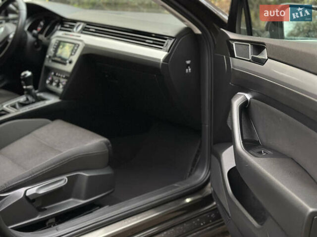 Коричневий Фольксваген Пассат, об'ємом двигуна 1.6 л та пробігом 275 тис. км за 12499 $, фото 18 на Automoto.ua