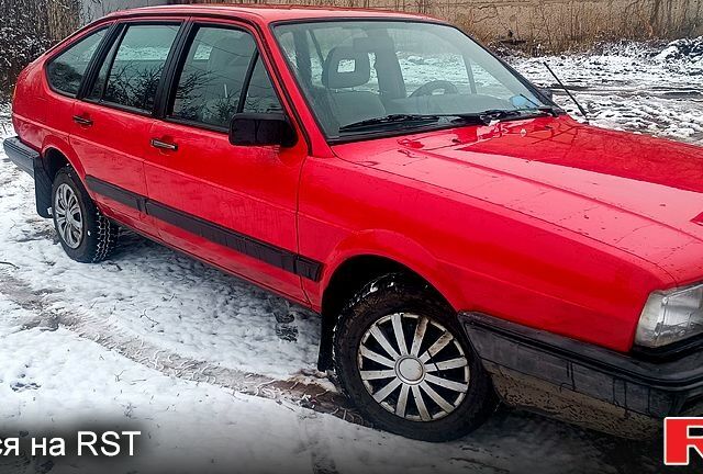 Червоний Фольксваген Пассат, об'ємом двигуна 1.6 л та пробігом 294 тис. км за 1200 $, фото 1 на Automoto.ua