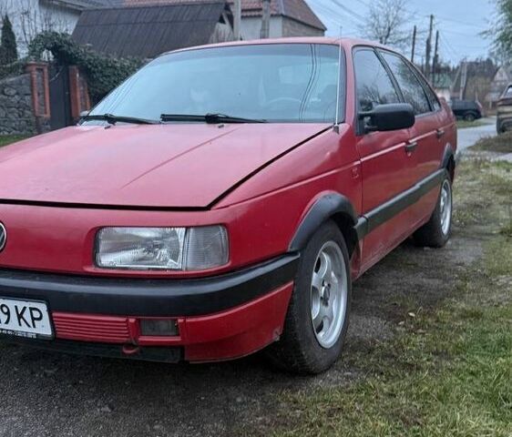 Красный Фольксваген Пассат, объемом двигателя 2 л и пробегом 200 тыс. км за 1750 $, фото 1 на Automoto.ua