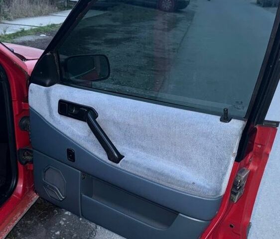 Красный Фольксваген Пассат, объемом двигателя 2 л и пробегом 200 тыс. км за 1750 $, фото 5 на Automoto.ua