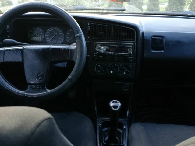 Красный Фольксваген Пассат, объемом двигателя 1.8 л и пробегом 360 тыс. км за 1200 $, фото 5 на Automoto.ua