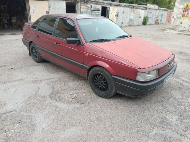 Красный Фольксваген Пассат, объемом двигателя 1.8 л и пробегом 335 тыс. км за 1700 $, фото 1 на Automoto.ua