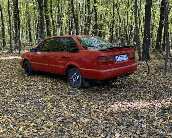 Красный Фольксваген Пассат, объемом двигателя 1.8 л и пробегом 400 тыс. км за 1850 $, фото 3 на Automoto.ua